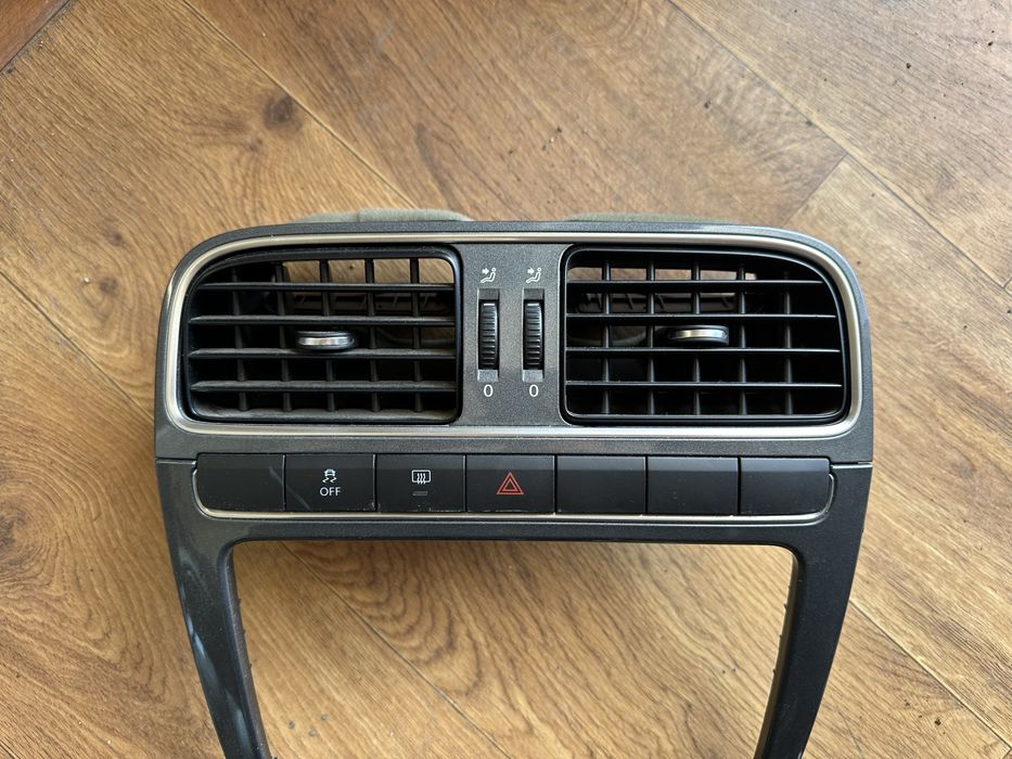 Централна конзоло със въздуховоди и лайсна за Фолксваген Поло 6R 2009-