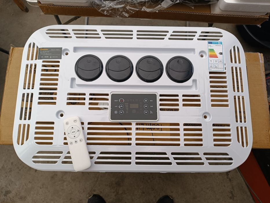 Таванен климатик 12V за камиони  пикапи, каравани, микробуси, всякакъв вид селскостопанска и строителна техника.
Възможности за паркиране и шофиране.