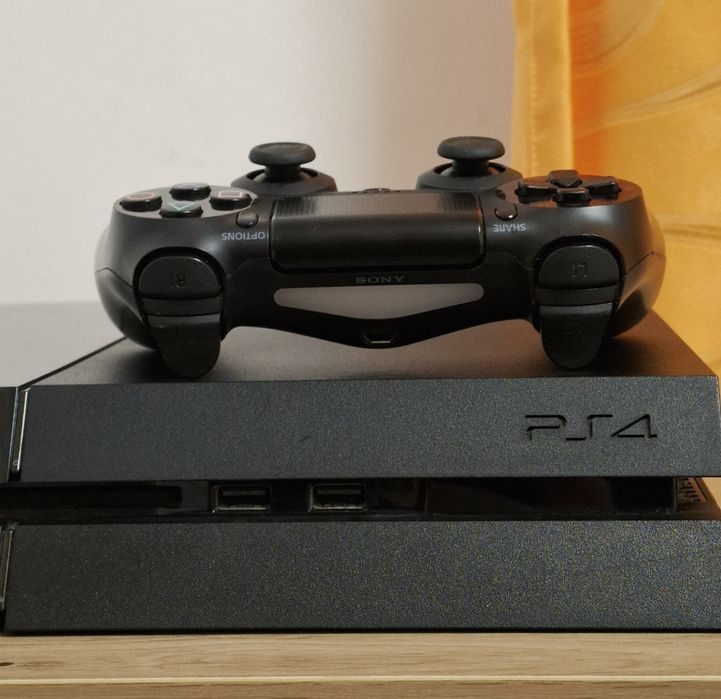 PlayStation 4 + 2 controllere | Funcționează perfect | Curățat recent