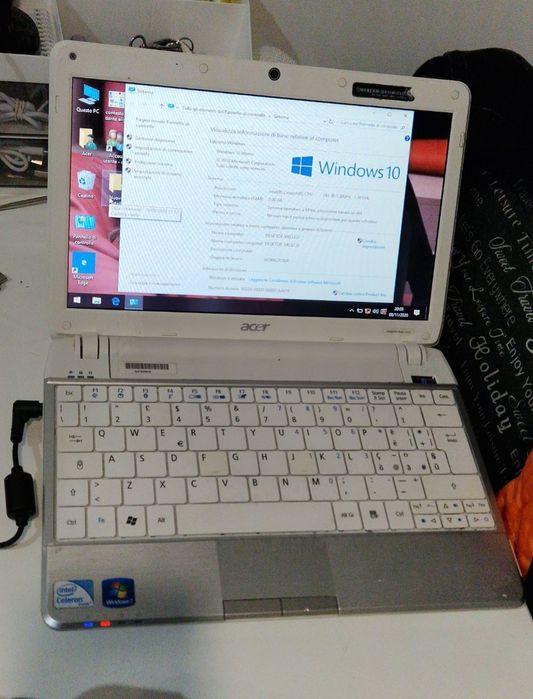 Mini laptop Acer funcțional doar conectat la priza