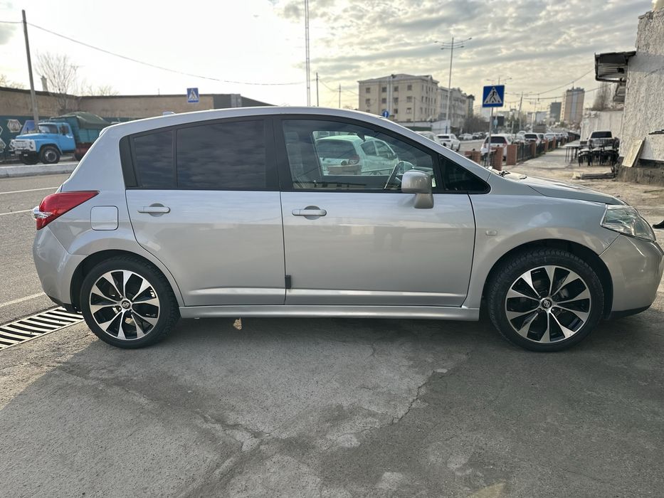 Nissan tiida avtomat