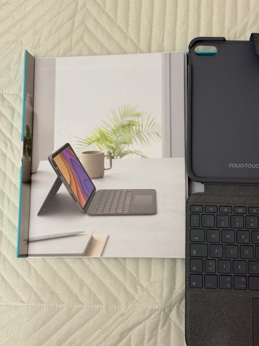 Калъф с клавиатура  Logitech Folio Touch и тракпад, За iPad Air 11" M2, M3, IPad Air 4-та и 5-та генерация