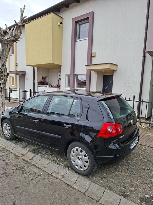 Volkswagen Golf 5  cu cel mai fiabil motor pentu oras