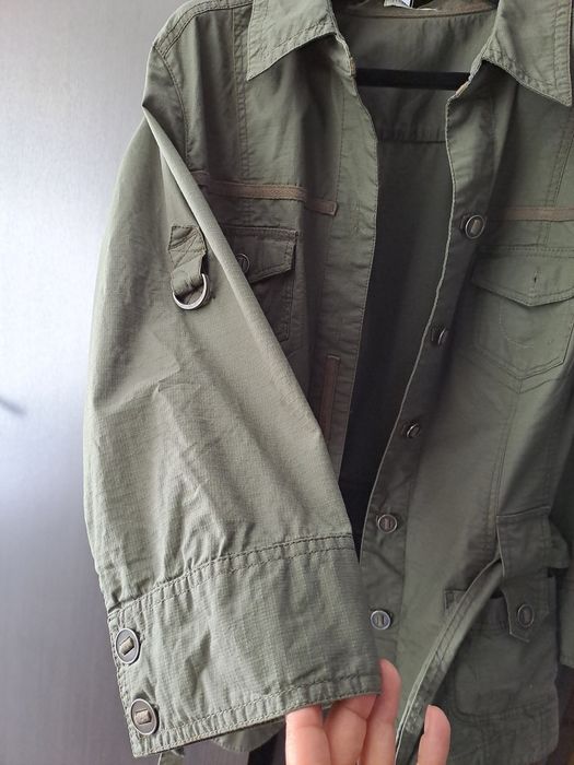 Jacheta in stil safari sau militar.