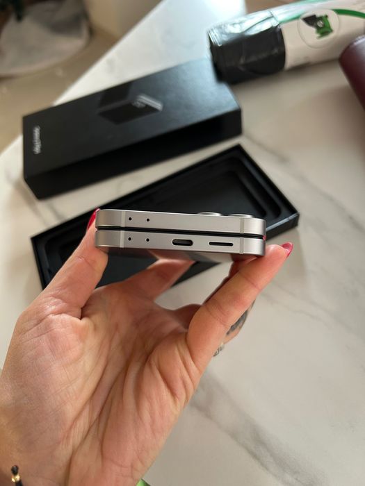 Galaxy ZFlip 6- нов с гаранция