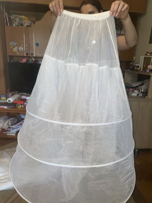 Rochie mireasa de culoarea crem.