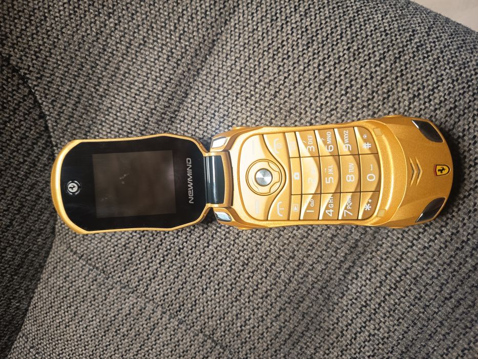 Vând telefon Ferrari