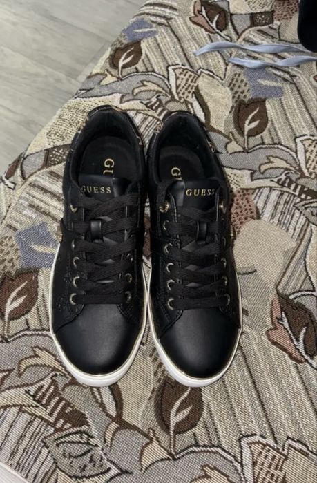 Кроссы Guess,новые с коробкой