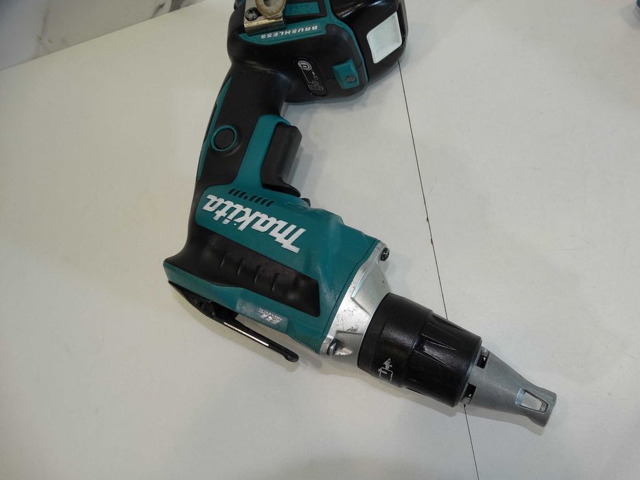 Makita DFS452 + магазин  - Винтоверт за гипсокартон