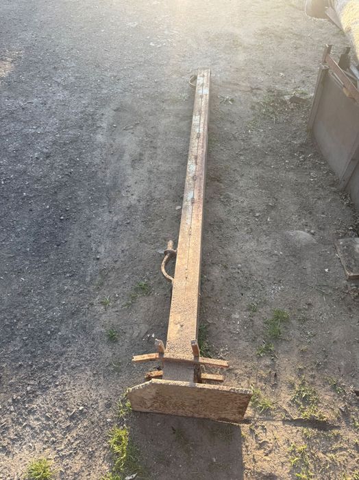 Стойка от ворот с сетчатыми воротами