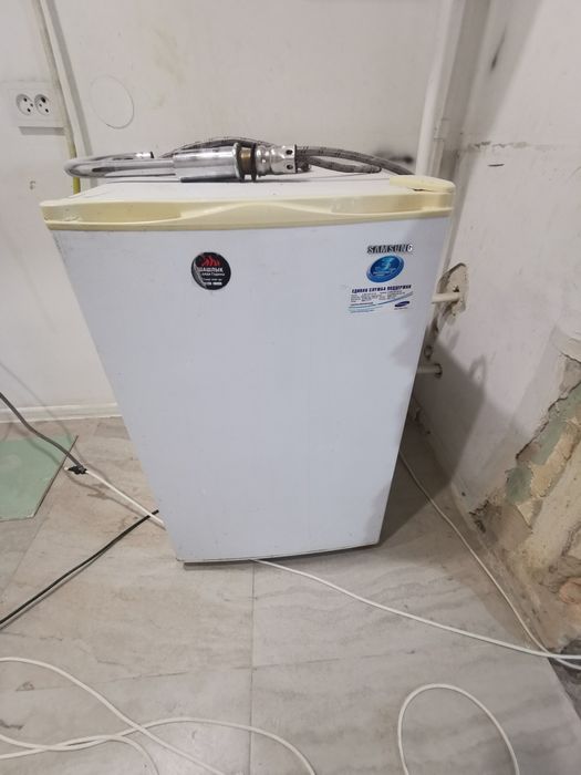 Продам холодильник б/у (сверху морозильник)