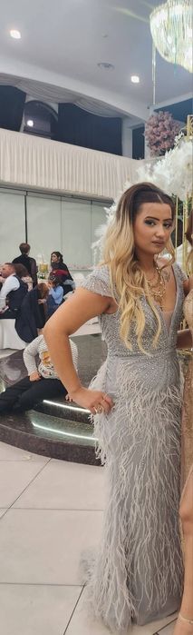 Сива бална рокля с маниста и пера.