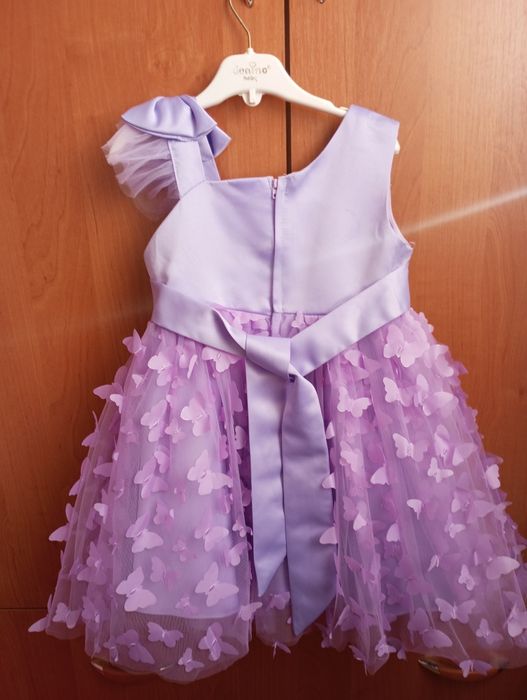 Продам очень красивые детские наряды