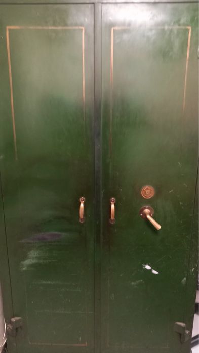 Метален шкаф