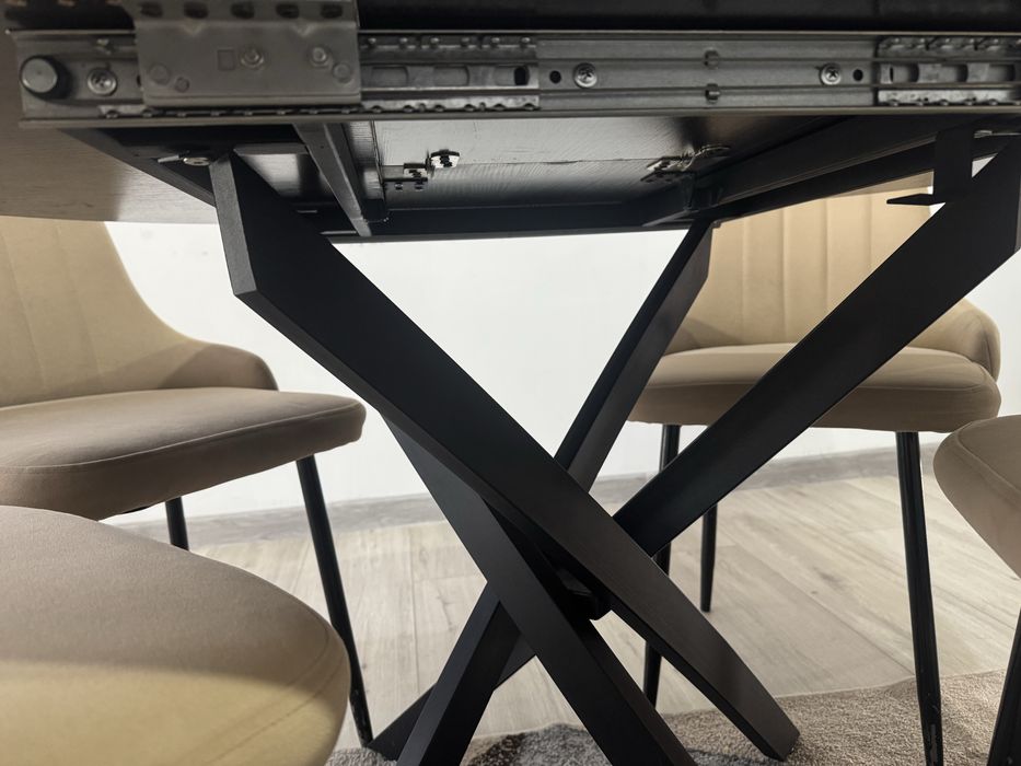 Стол со стульями в хорошем состоянии