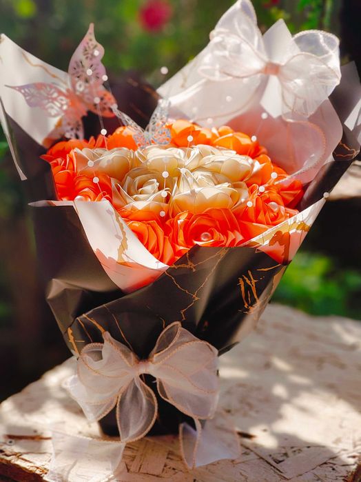 Buchet din trandafiri din satin