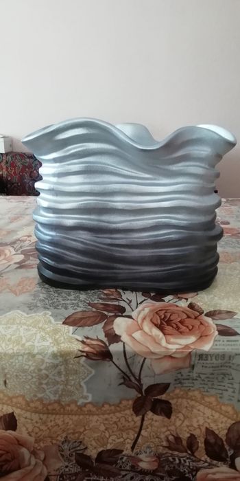 Ваза необычного дизайна в современном стиле