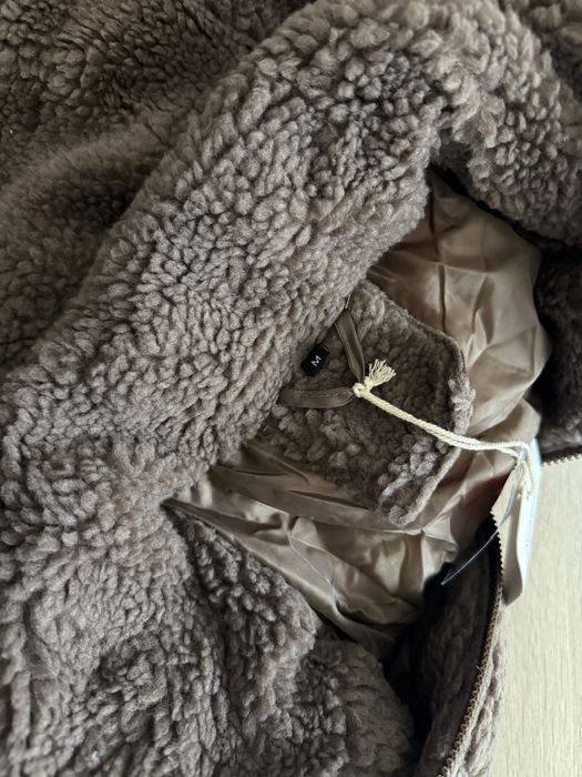 Зимно яке в кафяв цвят.