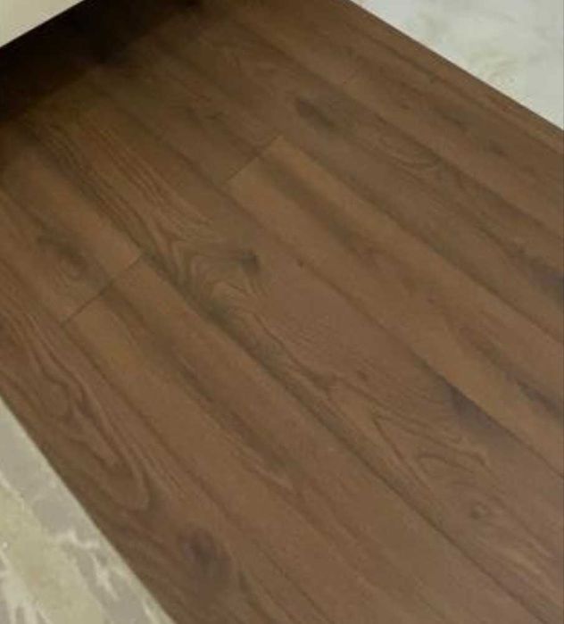 Ламинат коричневого цвета, красивый