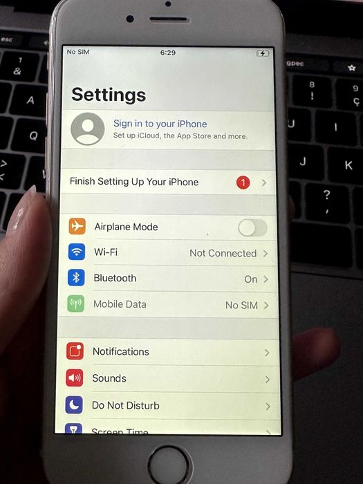 Това е iPhone 6S rosegold 64gb ползван нова батерия на 100% отключен
