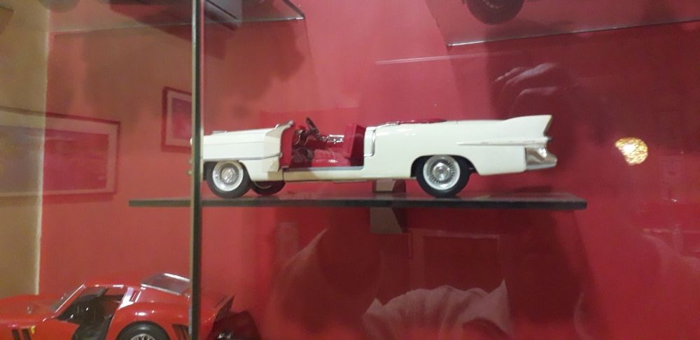 Продавасе колекция от коли