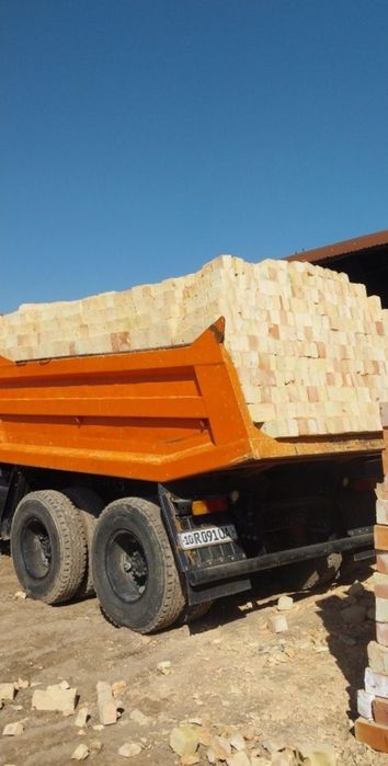 Xom va pishgan gishtlar bor