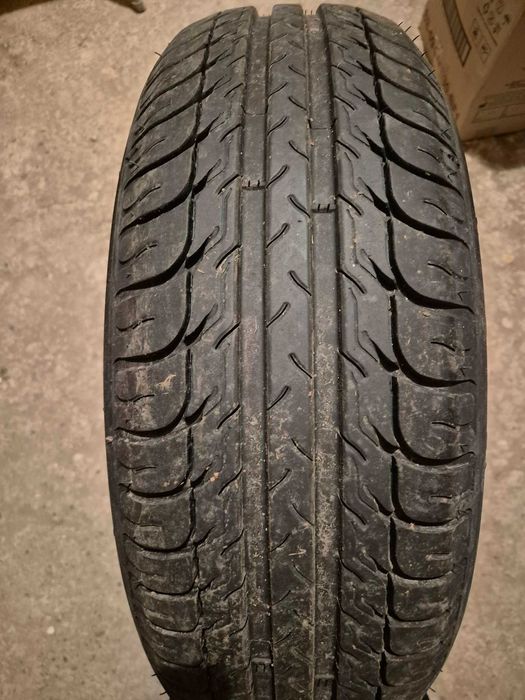Два броя гуми размер 185/65/15