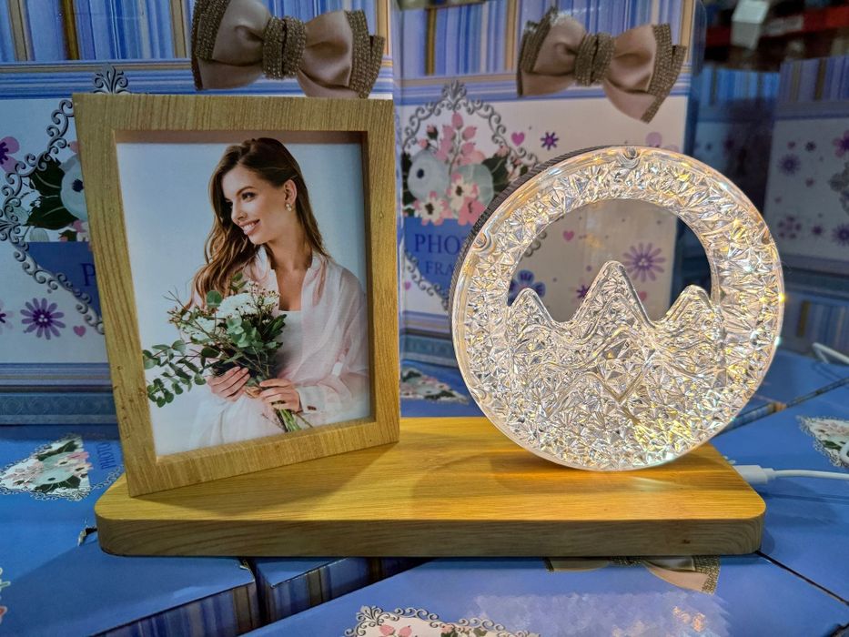 Lampa cu rama foto pe suport lemn cu USB