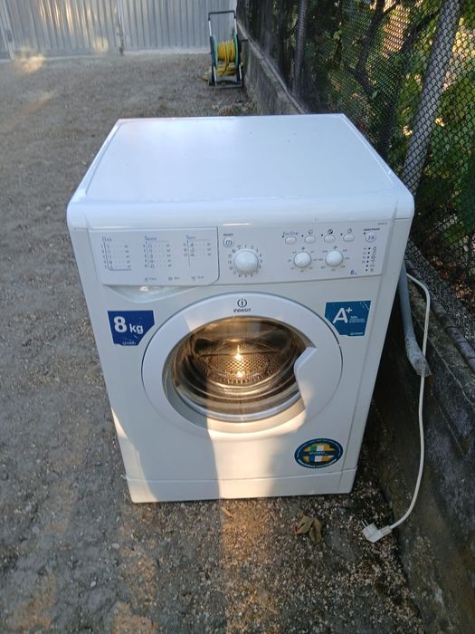 Se dezmembrează mașină de spălat Indesit de 8 kg