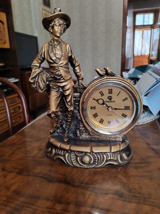 Часы настольные , на батарейках