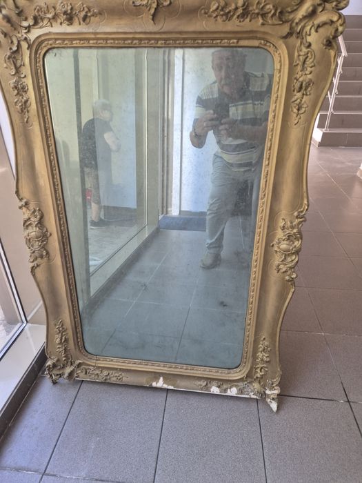 Oglinda veche cu rama . Are cam 100 de ani  . Dimensiuni 130 x50 cm