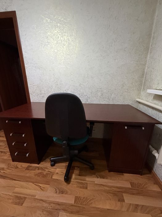 Продается стол + кресло
