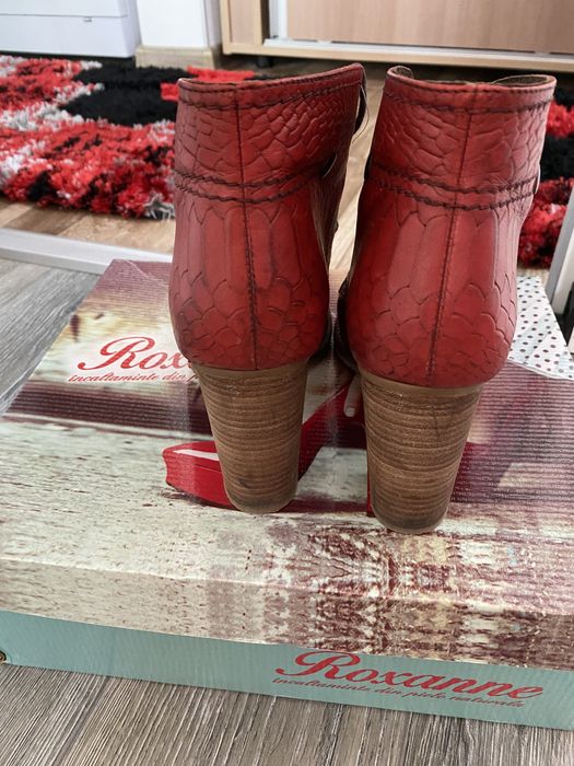 Botine rosii si bleu