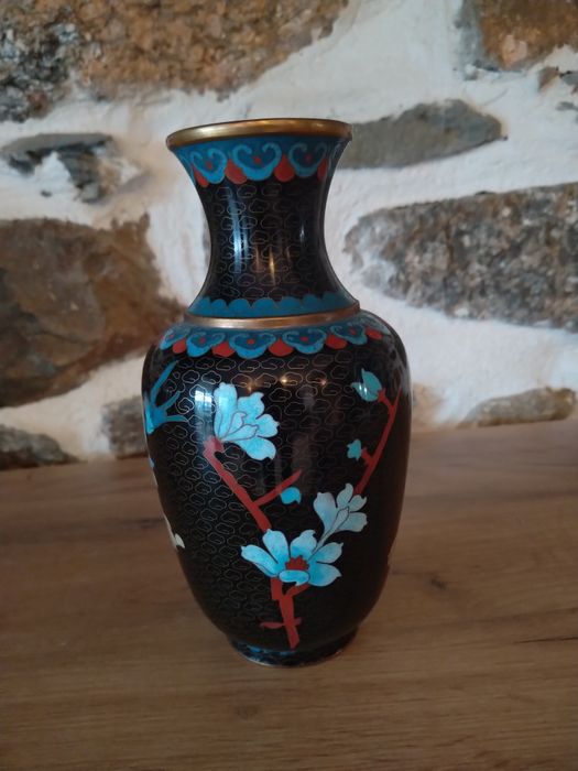 Продавам антикварна ваза бронз месинг клетъчен емайл