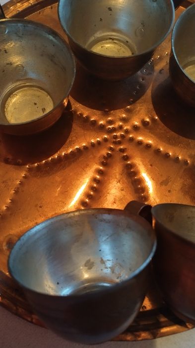 Продавам стар меден поднос с чаши и други неща