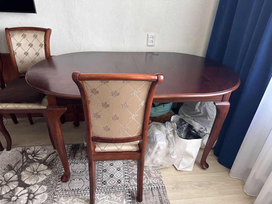 Продам обеденный стол со стульями (6 шт)