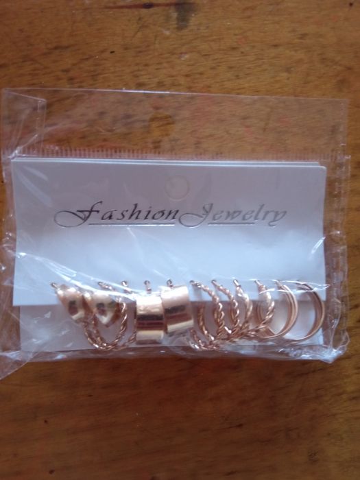 Продам серьги в наборе.