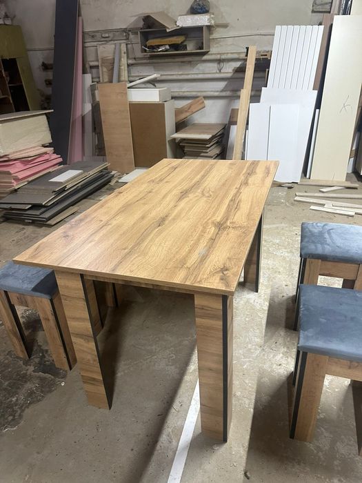 Стол со стульями