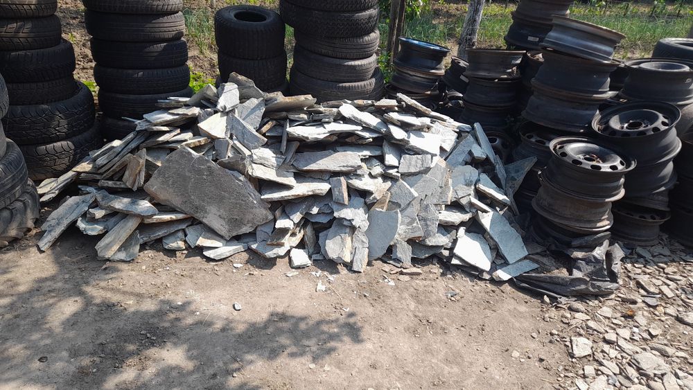 Vând piatra de placat verde