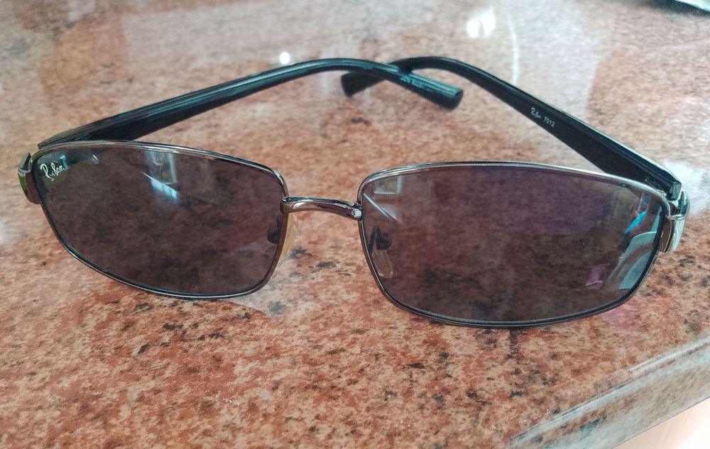 Черни слънчеви очила