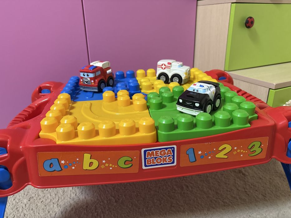 Set Mega Bloks masa cu masini si 85 de piese si accesorii