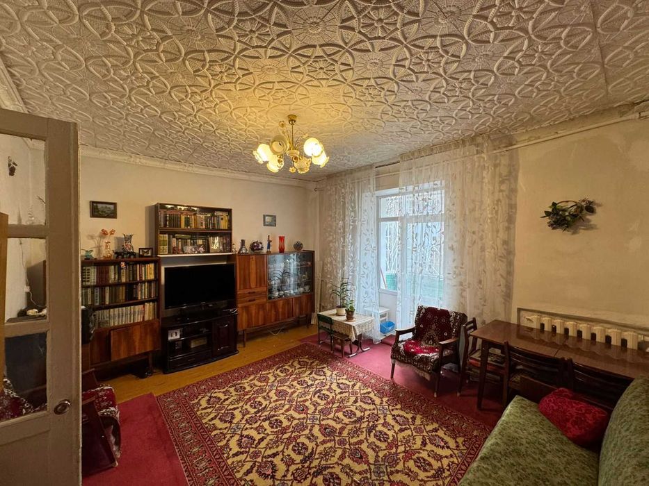 Продается  3-  комн квартира по адресу Царева  19