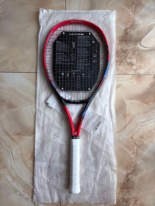 Тенис ракета Yonex VCORE GAME Scarlet (265 гр.) - идеална за юноши 10-12 г.