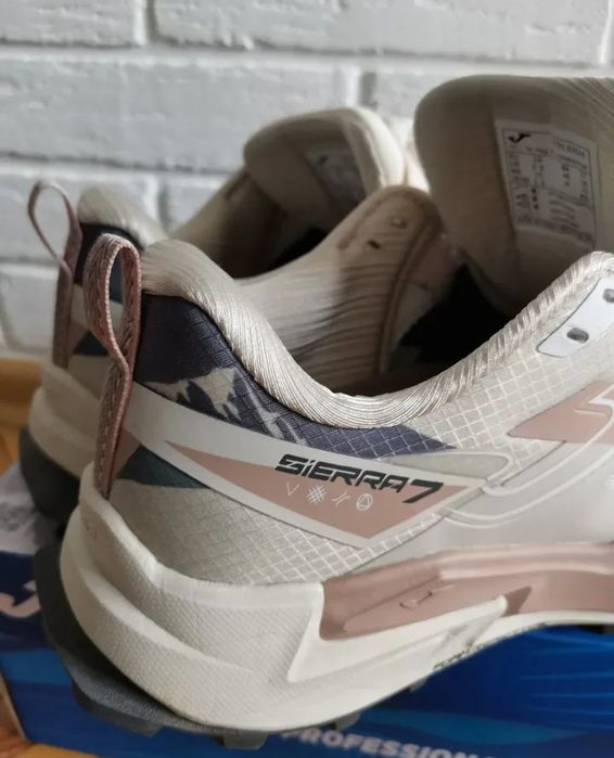 Маратонки JOMA номер 39.