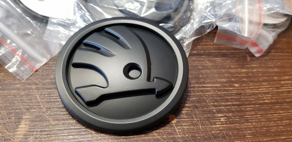 Предна и задна емблема на Шкода