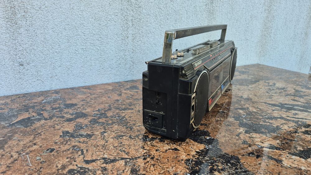 Vând Radio Casetofon Sharp model WQ-261Z(BK), culoare argintie/negru, ideal pentru pasionații de muzică retro.
