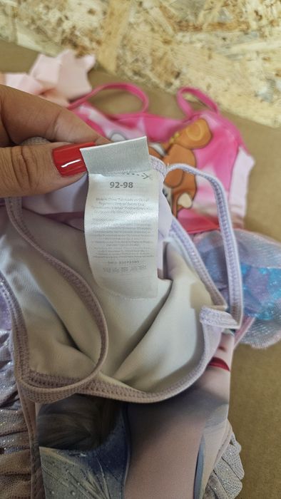 Lot costume de baie fetite  mar 92 + papucei tip Crocs mar 24