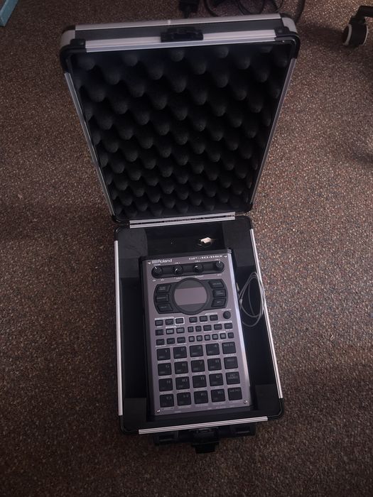 Roland SP404 mk2 (+adaptor midi // hardcase//256gb)