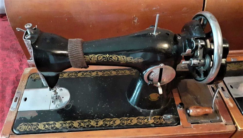 Продам швейную машинку СССР .