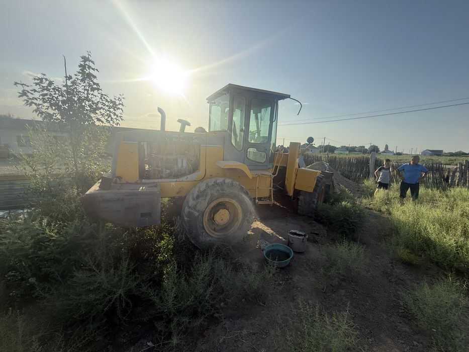 Продам.  Фронтальный погрузчик